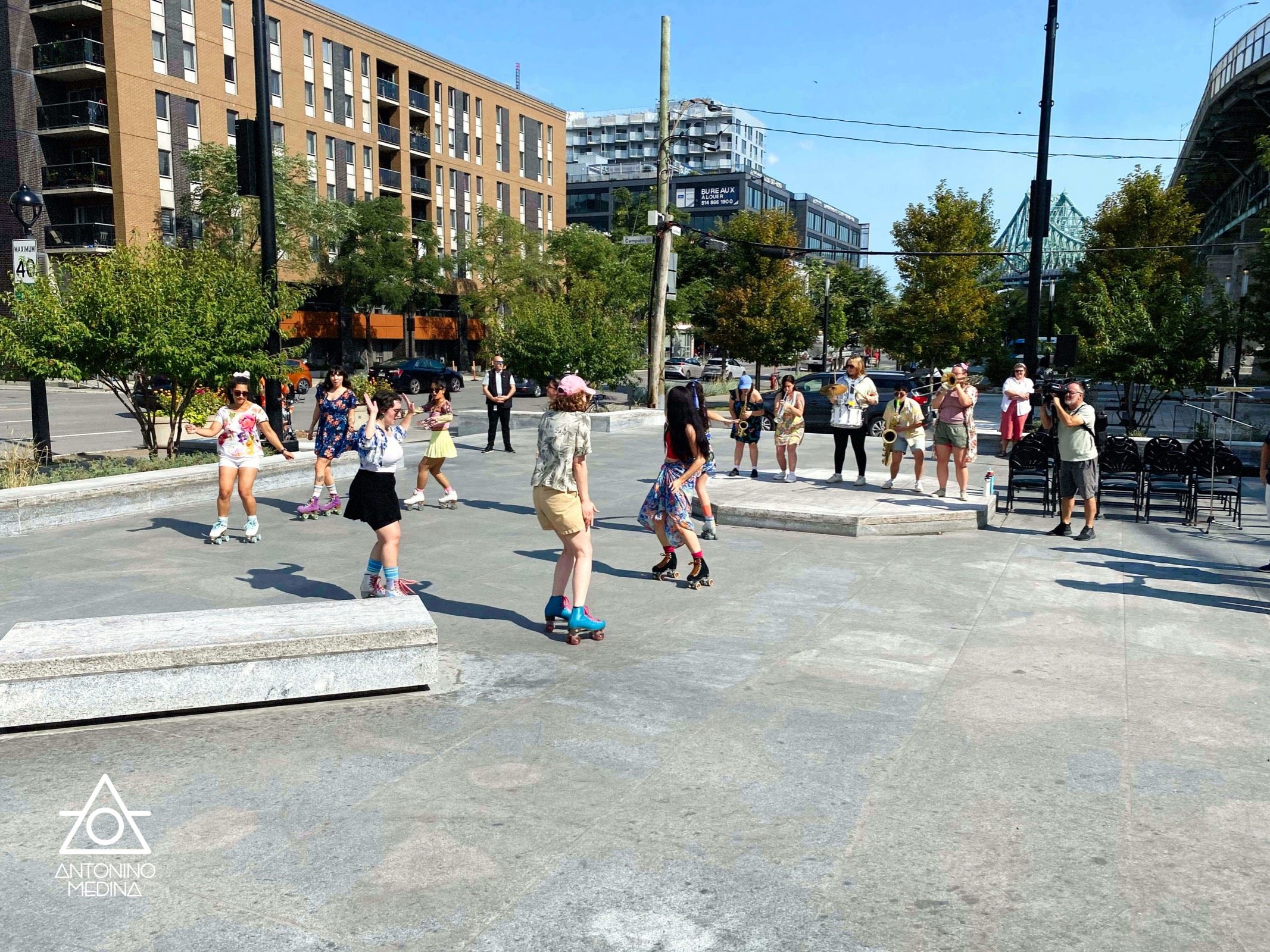 Place du Grand-Cirque-Ordinaire en présence de la mairesse de M