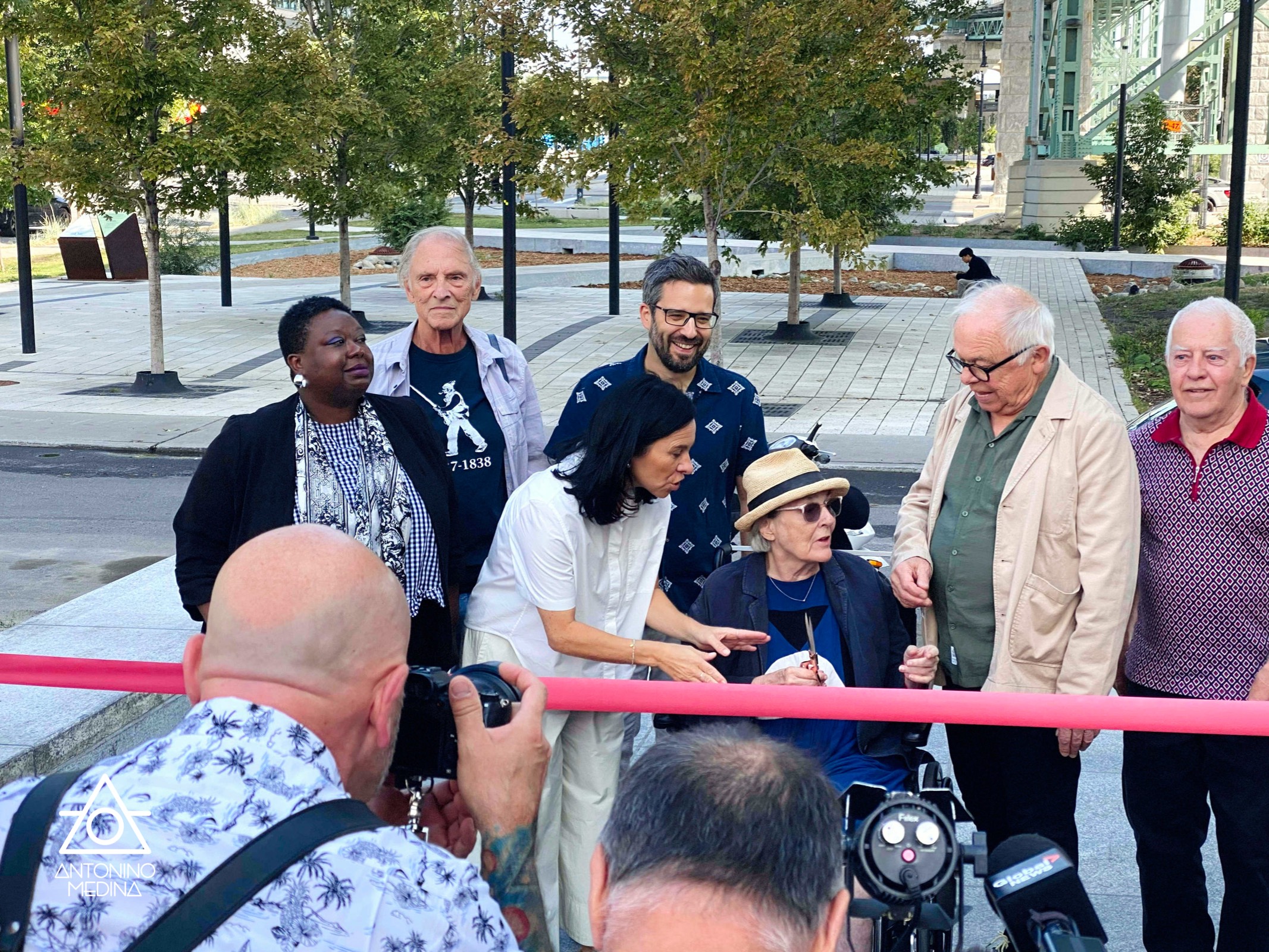 Place du Grand-Cirque-Ordinaire en présence de la mairesse de M